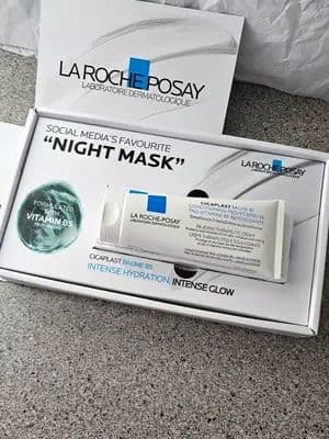 📢 Shhhh... ASMR I am enjoying Cicaplast Baume B5 by La Roche Posay! It is a luscious multi-purpose cream packed with Pro-vitamin B5, Madecassoside, and a mineral complex to help protect and release minor skin irritation and itching. It has a non-greasy finish, is non-comedogenic, and tested under dermatological control. It is saving my skin as the weather turns cold! @larocheposay #gifted #larocheposay #skincare #wintercare #skincareroutine