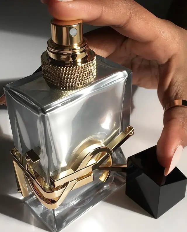 I recently had the pleasure of trying out Yves Saint Laurent’s Libre Absolu Platine fragrance, and I must say, I was pleasantly surprised. The packaging and bottle design caught my attention with their sleek and luxurious aesthetic. As someone who isn’t particularly fond of lavender, I was initially hesitant about this fragrance. However, I was relieved to find that lavender note was not overpowering. Instead, it was skillfully blended with a sweet scent, creating a beautiful harmony. The lavender is definitely present, but it doesn’t dominate the fragrance, allowing the other notes to shine through. The fragrance itself is fresh, but it also has a depth to it that sets it apart. It reminded me of another fragrance that I am loving, Jo Malone’s Scarlet Poppy, but with a more intense aroma. The lasting power of this @yslbeauty scent is truly impressive, as I have come to expect from their fragrances. It lingers on the skin for an extended period, allowing you to enjoy its captivating scent throughout the day. This means you can enjoy the alluring aroma throughout the day without needing to reapply. Overall, I must say that YSL has once again delivered a remarkable fragrance. The packaging and bottle design are visually appealing, and the scent itself is a unique blend of lavender and sweetness. If you’re someone who typically shies away from lavender-based fragrances, I encourage you to give this one a try. Its fresh yet deep character, paired with its impressive lasting power, make it a truly standout fragrance in the YSL lineup. #YSLBEAUTY #GiftedByYSLBeauty #fragrance #perfume #fragranceaddict #fragrancelover #perfumebottle #fragranceobsession #fragrancecontent