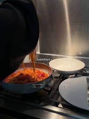 comfort meal in my favorite non-toxic pan @Caraway Home use code LHR for 15% off they’re having a sale rn!