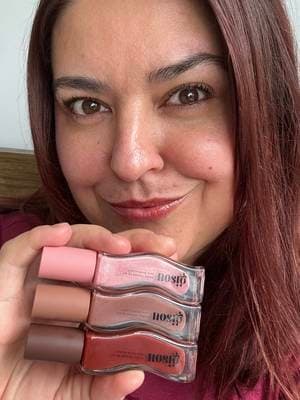 #AD✨ My first time trying Gisou and I am impressed! 🍯💋 I tried all three Honey Infused Lip Oils in Cherry Chocolate, Pink Praline and Sticky Toffee. They feel amazing on the lips, leave them feeling soft and hydrated, and give them a lovely glossy finish. They also stay on really well for a lip oil. The lovely taste is definitely a bonus! If I have to pick a favourite, only if I have to, it would be Sticky Toffee. It’s the one I’ve been reaching for every day. Pink Praline is another lovely everyday shade, while Cherry Chocolate is deeper and one I’ll definitely be reaching for more in the evenings. This was my first time trying Gisou and I’m so glad I got to try these. I can definitely see why their lip oils are so popular! 🤎 @SPACE NK @Gisou #SpaceNK #GisouLipOil #SpaceNKAdventSeason #glow_with_ania