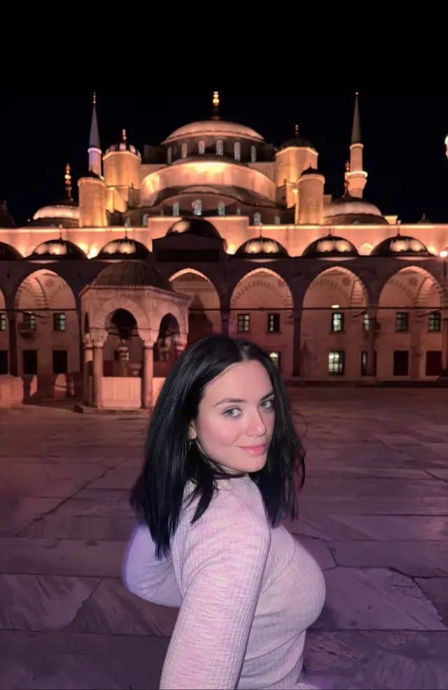 Istanbul 🇹🇷 Davanti alla meravigliosa #MoscheaBlu, indossando la mia maglietta preferita di @Prozis_official @Prozisitalia @Prozis ! Comodità, stile e qualità: non potevo scegliere di meglio per accompagnarmi nei miei viaggi! Scopri anche tu i migliori prodotti su prozis.com/1tQs6! Utilizza il mio codice ENZAFIT per ottenere uno sconto esclusivo! Promo valida fino al 30/04/2025, non lasciartela scappare! @prozis @prozisitalia #suppliedby #prozis #prozisitalia #exceedyourself #travelwithprozis #lifestyle #istanbul #moscheablu #fitlifestyle #sportswear #travellover #outfitinspo #fashiontravel #ad