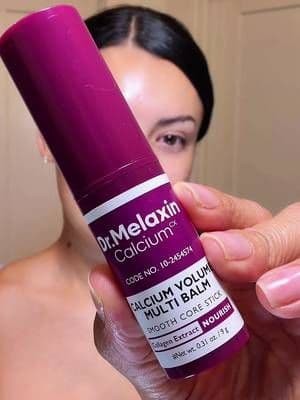 ¿Morado o blanco? 💜🤍 Los bálsamos de Dr. Melaxin tienen enfoques diferentes: 💜 Calcium Volume: hidratación, apariencia de firmeza y líneas de expresión más suaves. 🤍 MELA C E Ferulic: luminosidad y mejora de la apariencia de manchas y tono desigual. ¿Cuál responde mejor a lo que necesita tu piel? Encuentra el dúo en el carrito 🛒✨ @Dr.Melaxin #DrMelaxin #MultiBalm #Skincare #TikTokShop