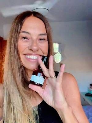 ✨ Regalo de L’Oréal que me tiene obsesionado: Glass Shine Serum ✨ ¿Frizz? ¿Opacidad? ¡Nunca más! 🪞💁♂️ Desde que probé el Glass Shine Serum de L’Oréal mi cabello tiene un brillo espejo increíble, se siente suave y sin encrespamiento en segundos. 🌟💧 Textura ligera, acabado glass hair y ese efecto “recién salido del salón” que dura todo el día. 🔥 Perfecto como toque final o para revivir el cabello cuando más lo necesitas. ✨ Porque un buen brillo lo cambia TODO. #Ad #LorealParis #GlassShineSerum #sosdebrillo @L’Oréal Professionnel #vcsglasshair