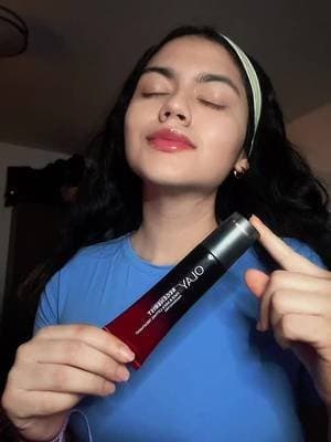 Después de una semana usando este tratamiento en mi rutina de skincare, me ha encantado lo fácil que es aplicarlo en el cuello y la línea de la mandíbula con el roller en movimientos hacia arriba. Además, el cabezal es removible, así que se puede limpiar fácilmente. Se ha convertido en un paso muy práctico dentro de mi rutina diaria de cuidado de la piel. #gifted #onlyolay #OlayUGC #viral #fyp @Olay Skin Care