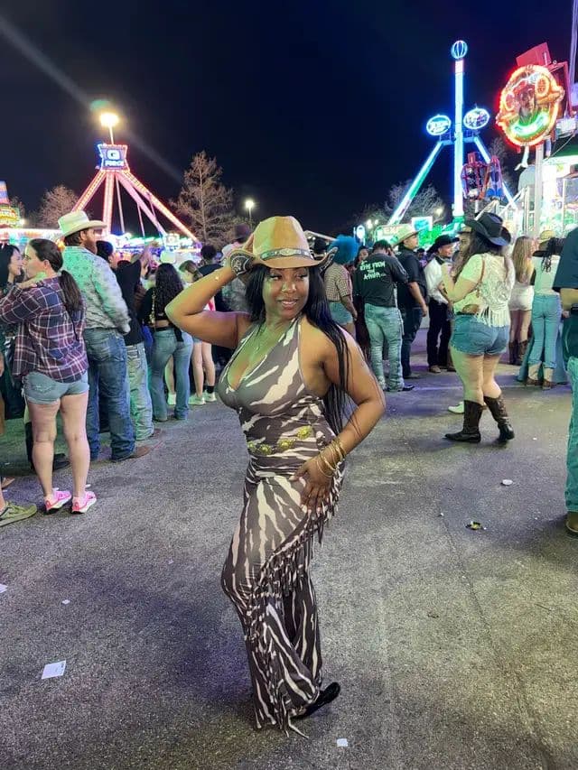 Houston Rodeo With a Midwest Twist 🧡🤠🎡 •• •• Outfit: Deer jumpsuit Amazon (link in Bio) Shoes: supposed to be cowgirl boots but I forgot them 😭 so sandals Hat: @trend_mall •• #houstonrodeo #carnival #shopmylook #ltk #fypシ