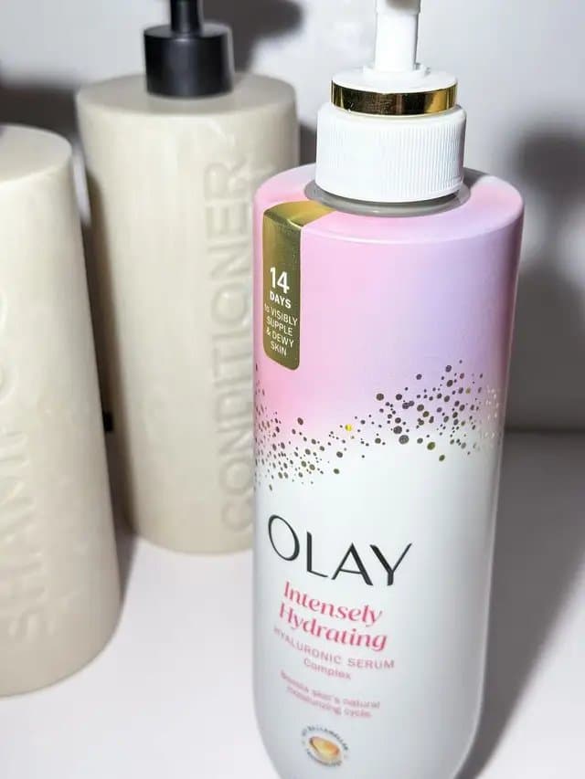 ✨ Feel: It feels incredibly soft and silky the moment it touches skin—lightweight, creamy, and never heavy or sticky. It glides smoothly and lathers beautifully, making every shower feel luxurious and refreshing. 🧴 Texture: The texture is rich, velvety, and smooth, like a lightweight lotion that turns into a gentle foam. It’s not too thick or runny; it has the perfect balance that spreads easily all over the body without feeling watery. ⏳ Longevity: The hydration lasts for hours! Right after rinsing, skin feels soft and moisturized, and even hours later, it still feels smooth—no tightness or dryness, even in dry areas like elbows and knees. 📦 Packaging: The bottle is large, sturdy, and easy to hold. The design is clean, elegant, and the size (20 oz) means it lasts a long time. The cap closes securely, so no leaks or messes in the shower. 💧 Consistency: It has a thick, creamy, and uniform consistency—perfectly balanced. It doesn’t get too thin when wet, and a little bit goes a long way, so you don’t need to use too much each time. #complimentary #GiftedByOlay #OlayIntenselyHydrating