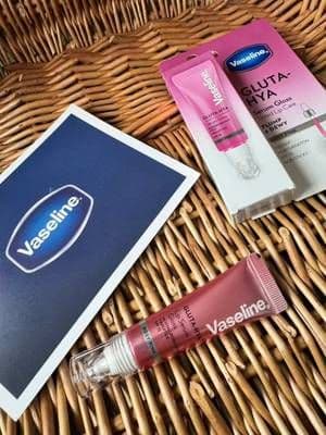 Glossy, juicy and comfortable from the very first swipe 🩷 The Vaseline Gluta-Hya Lip Serum Gloss melts into the lips with a smooth, non-sticky texture, delivering a soft tint and an instant plumping effect. Powered by Tripeptide to help plump, Hyaluronic Acid for hydration, and SPF 15 to help protect, it leaves lips looking fuller, smoother and beautifully glossy. A swipe that looks as good as it feels ✨ @Vaseline #AD #VaselineGlowGettersUK #VaselineGlutaLipSwipe #LipPlumpingGloss #glow_with_ania