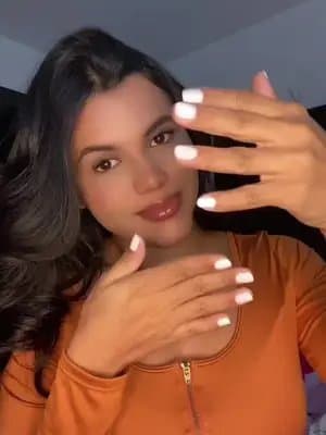 Uñas hermosas en 45 segundos con Vogue. Les juro que ame estos esmaltes💅 perfectos para estas fiestas de afanes 🫠😍 . Estudio con 3 jueces cosméticos, 99 usuarias . @For_Me . #45SegundosFM #VogueCosmeticsMakeup #publicidad