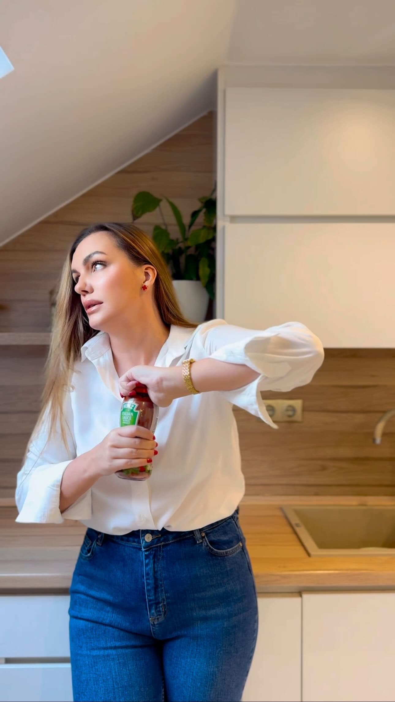 Ups! Paradajz sos i omiljena bijela košulja nisu baš najbolji prijatelji… Ali uz Ariel Pods + Extra Clean, mrlje nestaju