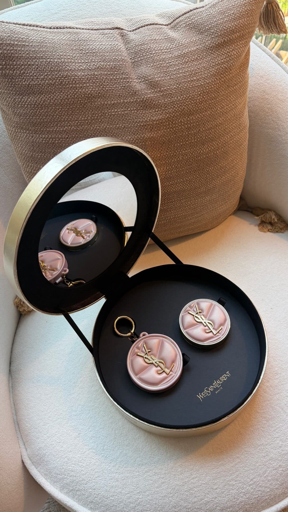 #GiftedByYSLBeauty 🤎✨
Testing the new YSL cushion foundation and I’m officially obsessed. Lightweight, glowy, buildabl