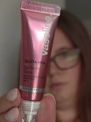 Summer lips = glossy, hydrated and protected ☀️💋 A little tint, a plumped-up look and SPF 15 in one swipe? Yes please 😍✨ @Baseline #VaselineGlowGettersUK #VaselineGlutaLipSPF #AD