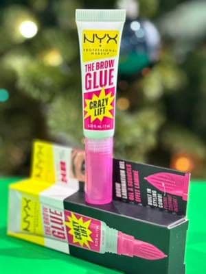 Did you know NYX recently launched Brow Glue Crazy Lift? 👀 This is the Brow Glue Crazy Lift in action. I focused on the texture, the built-in styling comb, and how it holds my brows in place ✨ @nyxcosmetics_uk #AD #CrazyLiftHype #nyxcosmetics #browglue #glow_with_ania