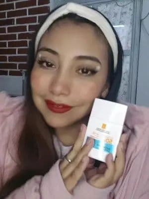 Últimamente estoy usando Anthelios UV Air SPF 50+ de La Roche-Posay ☀️💨 Me encanta porque es tan ligero como el aire, tiene acabado invisible y no se siente pesado en la piel. Lo uso todos los días y queda increíble debajo del maquillaje, no deja residuo blanco y la piel se ve natural 🤍 Perfecto para quienes buscan muy alta protección UV sin sensación pegajosa. Definitivamente se queda en mi rutina 💙✨ @For_Me @La Roche-Posay #TanLigeroComoElAireFM #AntheliosUVAir #Publicidad