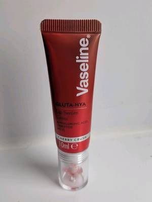 AD. 🌞Glossy, Hydrated Lips Whatever The Weather ☁️🌨️ I love this Vaseline Gluta-Hya Lip Serum Gloss in Cherry Crush which plumps, tints & protects my lips 💋 🍒It contains Hyaluronic Acid too hydrate. 💋 Tripeptide to plump & SPF15 to protect. 🍒The non- sticky texture melts into my lips & looks great too ♥️ @Vaseline #vaselineglutalipswipe #vaselineglowgettersuk #AD