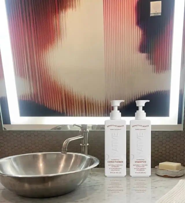 Hidrata tu cabello sin que se sienta grasoso, con un olor súper rico y que con poco producto se haga todo el trabajo, es excelente opción y a buen precio. #complimentary #GiftedByNative #OnlyatTarget #NativeSensitiveCoconutHair @influenster @Native