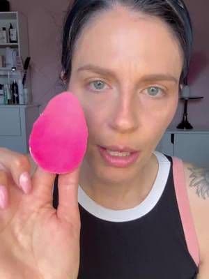 🤗Upgrade your Makeup Toolkit with this Power Pocket Puff by Beatutyblender! ✨Dual-Sided! Velour side for applying setting powders ✨Foam side for touch up and blotting throughout the day! ✨Gel pad for cushion and comfort ✨Tear drop shape for precision ✨Interchangeable band for added control @beautyblender #BBXBTMAR25 #beautyblender #setandbake #facebeat #PowerPocketPuff #ad
