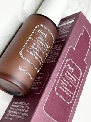 I received this product for free from @klairs.us , @Picky Shop: , and @Picky Shop: in exchange for my honest review. 👇🏻 🍁 The Dear, Klairs Maple Energy Infusing Serum is designed to deeply hydrate and strengthen the skin barrier, making it suitable for all skin types. Its pH-balanced formula works effectively to reduce pore size, while also firming and plumping the skin for a glowing appearance. Additionally, it improves elasticity and reduces fine lines. The serum contains key ingredients such as Maple Syrup Antiobooster, Squalane, and a 3 Peptide Complex, which collectively nourish and rejuvenate the skin. #pickyreview #gopicky #pickyxklairs #klairs #tiktok #fyp #foryou #serum #ampoule #skincare #skincareroutine #skincareaddict #skincarecommunity #beauty #beautyblogger #igwriters #productreview #tiktokshop #kbeauty #koreanbeauty #skinbarrier