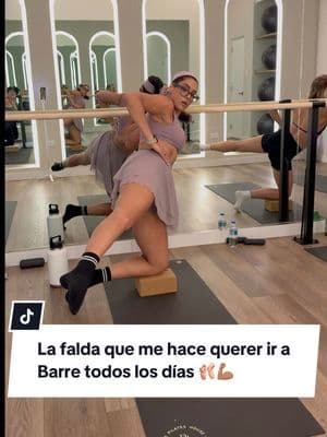 Me sentí empowered anoche cuando me puse esta faldita para mi clase de barre con @Nineh Irving en @ThePilateshouse en Paseo Caribe. Es la Juliette Wrap Skort de @POPFLEX Active Se mueve contigo, se siente suave en la piel, y es TAN CÓMODA que no me la quiero quitar 🖤 ✔️ Tiene shorts integrados ✔️ Banda que no aprieta la cintura ✔️ Tela ligera y fresca para sudar sin preocupaciones ✔️ Se ve cute hasta fuera del gym Literal, no es solo ropa de ejercicio. Es motivación con estilo. Corre que always sells out 😭 🛒 Disponible en TikTok Shop. 📢 Disclaimer: Este video contiene enlaces afiliados. Al hacer tu compra usando mis enlaces de TikTok Shop, me ayudas a seguir creando contenido sin costo adicional para ti. Solo comparto lo que realmente uso y amo. ¡Gracias por tu apoyo! 💕 #ootd #activewear #barreoutfit #zepbound #tirzepatidejourney #TikTokShop #PopflexActive #ActivewearStyle #BarreStyle #LatinaEnMovimiento #ShekyMorena #LooksQueMotivan #10kDailyChallenge