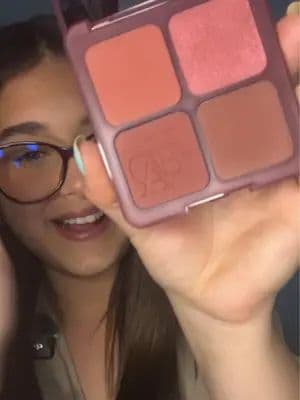 @Huda Beauty #ad #hudabeauties #hudabeauty Summer glow ☀️✨ Mis beauty essentials para disfrutar cada momento del verano, desde un brunch hasta la hora dorada 💕👜 Descubre mis favoritos de Huda Beauty y aprovecha los ahorros de verano de hasta un 30% de descuento ✨ 🛍️ Compra tus favoritos en el link de mi biografía ✨
