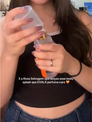 👆🏻Isso aqui gruda na pele de um jeito 😳 gostei muito, cheiro bem marcante! @Rosa Selvagem #bodysplash #perfumemarcante #mulhercheirosa #dicasfemininas #tiktokshop