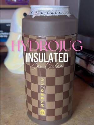 If you’re tired of your canned drinks getting warm before you even finish them, the HydroJug Can Cooler is worth knowing about. 🧊🥤 This insulated stainless steel can cooler is made to help keep your drink cold while you’re actually drinking it—whether you’re at work, by the pool, outside, or just taking forever to finish your drink like me. 😂 It has double-wall stainless steel insulation, a screw-top design to keep the can secure, and it’s dishwasher safe. Plus, this checkerboard HydroJug can cooler is SO cute. 🤎🏁 If you’ve been searching for a 12 oz can cooler, insulated can holder, stainless steel can cooler, HydroJug can cooler, drink cooler for work, or can koozie that keeps drinks cold, this is the one I keep reaching for. @HYDROJUG #tiktokshopsummersale #tiktokshopbacktoschool #hydrojug #backtoschool #tiktokshopcreatorpicks