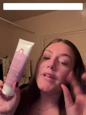 en partenariat avec First Aid Beauty gifted me Le gommage corporel KP de First Aid Beauty est N°1 aux USA 🇺🇸 Formule AHA + BHA + perles de pierre ponce = peau lisse, douce et éclatante dès la première utilisation 💫 Utilisez-le 2x/semaine pour dire adieu à la peau de fraise 🍓 @First Aid Beauty @SEPHORA #kp #gommage #collaboration #sephora #keratosepilaire