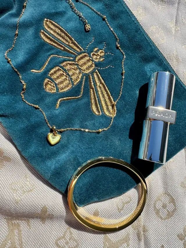 #AD ✨ My Abbott Lyon favourites ✨ Two pieces I keep reaching for again and again 💚 I love the delicate pop of colour from this little green heart necklace, paired with the gold bangle with heart details. They’re both so easy to style and instantly make an everyday look feel a little more polished ✨ 🛍️ Shop Abbott Lyon through my link: https://community.abbottlyon.com/i/glow.with.ania @Abbott Lyon #TheALCollective #ALFave #AbbottLyon #glow_with_ania