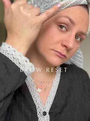 ✨ Tu hésites à faire une vraie teinture des sourcils ? Commence par tester avec le masque teintant Wonderskin Il permet de moduler l’intensité de la couleur selon le rendu souhaité et offre un effet sourcils naturellement définis, façon microblading -Résistant à l’eau et aux transferts -Tenue jusqu’à 12 h - Finition naturelle L’idéal pour tester une teinte avant de passer à une coloration plus durable, puisque le résultat ne tient pas aussi longtemps qu’une vraie teinture. Alors, team sourcils naturels ou bien définis ? 👀 #Wonderskin #BrowTint #Sourcils #BrowRoutine #TikTokShop
