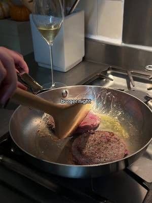 The most delicious burgers from @PorterRoadButcher on my non toxic @Caraway Home pan use code LHR for a discount in caraways website!