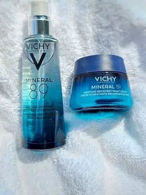 Did you know that Vichy Minéral 89 Moisture Recovery Night Cream is the FIRST night cream in the dermo-cosmetic market with melatonin! This is not a surprise because since 1931, Vichy Laboratoires has been at the forefront of scientific skin research. This revolutionary formula works while you sleep to support skin regeneration and enhance your nighttime skincare ritual. It has a beautiful calming scent that is designed to help you unwind and relax as the final step of your evening routine. Its “pillow-wrapping” texture melts into your skin effortlessly without leaving any residue. I woke up with glowing skin that felt and looked hydrated, refreshed, and healthier. This cream helps reinforce your skin barrier overnight, promoting long-term skin health. This is a must in my nighttime skincare routine! You can find it online at: https://www.vichy.ca/ A very big thank you to @vichylaboratoires and @heylist.social for introducing me to this phenomenal night cream! 💙 #vichylaboratoires #Mineral89 #MEvsDEHYDRATION #Heylist #Gifted