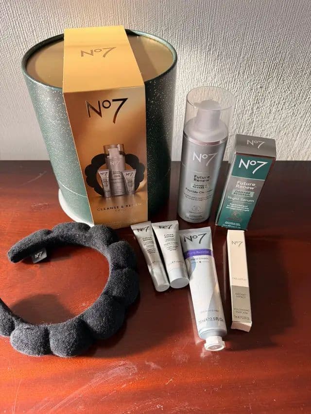 #AD I feel like I’ve been seriously neglecting my skincare lately… so this No7 delivery came at the PERFECT time 🤍✨ There’s just something about opening a fresh set of skincare that makes you want to reset everything and actually stick to a routine again… I’ve got such a good mix here — from everyday essentials to products I’ve been wanting to try for ages 👀 especially anything that helps with that tired, mum-life skin I love that No7 always feels like affordable skincare that you can actually rely on, so I’m really excited to start using these properly and see the results Going to give everything a proper try and share what’s actually worth it 👏🏼 If you’re also in your skincare reset era like me… you can shop everything here 👉 https://community.no7beauty.co.uk/a/thirtysomethingmum @N#ADK #AD @N#ADK #No7Be#No7BeautyeautyCommunity
