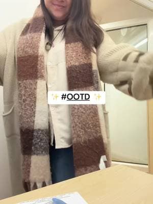 Good morning from Art of Clean HQ… where all the fun happens! Quick little OOTD before I get stuck into the day. Everything’s basically from TikTok (no shame 😆), hair’s mine, face is mine too… sadly! 😂 Hope everyone’s having a fab Thursday! #BlackFriday #TikTokMadeMeBuyIt #ActiveInHalara #OOTD #WorkStyle