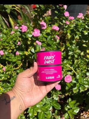 #AD She’s definitely a stunner ✨🌸🧚🏼 @LUSH Purchase Here: https://friends.lush.com/s/dessiebello #friendsoflush #lushcosmetics #fairydust #dustingpowder