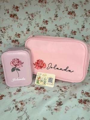 Finalmente tutto ciò che amo, ma con il mio nome!🩷 Ho personalizzato questa bellissima borsa trucco e il portagioie con un tocco tutto mio. 🌸 Un dettaglio super cute che li rende davvero unici e perfetti anche come idea regalo! 🎀 Se anche tu ami gli accessori personalizzati, dai un’occhiata al sito di @Calliegifts ci sono tantissime idee da personalizzare proprio come vuoi tu! 🛍️✨ Utilizza il codice wishv041 per usufruire del 15% di sconto.🛒 @Callie_aya_ #giftedby #ugc #ad #accessories #personalizados