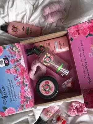 Mi favorito fue por mucho el perfume de rosas, 🌹 pero la verdad es que toda la línea huele súper fresco y lindo, recuerden que pueden también conseguir esta cajita con toda la línea Rosa Mosqueta y con los stickers en Tiktok Shop y en Amazon 🌸🛁🫧 #HerbalEssences #HerbalEssencesMexico #HerbalVibrasRosa #HerbalMexicoN #Publicidad @Herbal Essences México