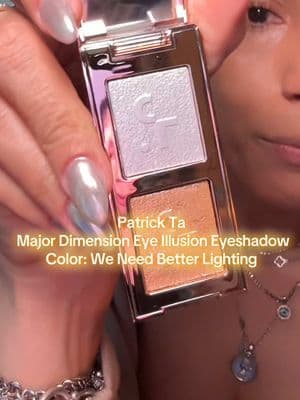 Amiga, esta sombra de ojos ilumina sin verse exagerada ✨ Patrick Ta Major Dimension Eye Illusion Duo en color We Need Better Lighting. Te dejo el link directo en TikTok Shop. #patrickta #makeupinspo #holidaytiktok #tiktokshop #beauty @Patrick Ta Beauty @patrick ta