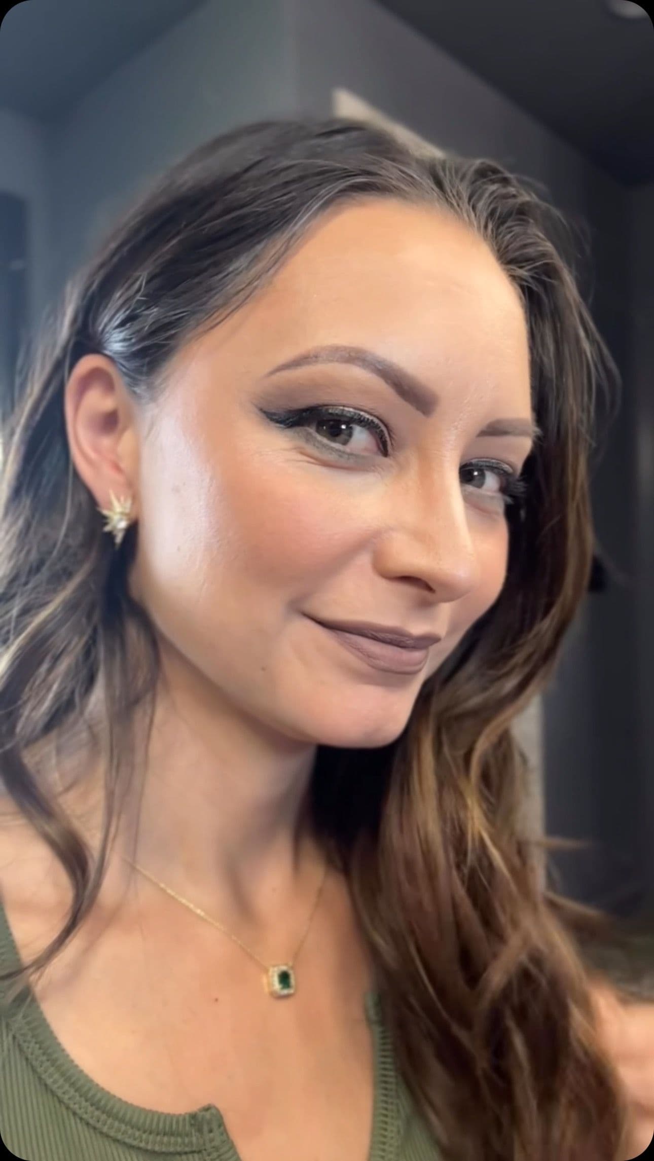 Adorned in my stunning new @melindamaria_jewelry necklace and earrings, feeling all kinds of beautiful today! ✨ The intr