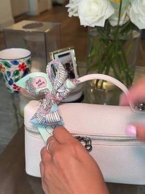 what’s in my bag! 🎀👛 #whatsinmybag #girlythings #latinacreator #purse #loropiana #goyard #wallet #lipcombo #amazonfinds #marypoppins #fashion #handbag #smallcontentcreator #fypp #girlhood #thatgirl #minibag