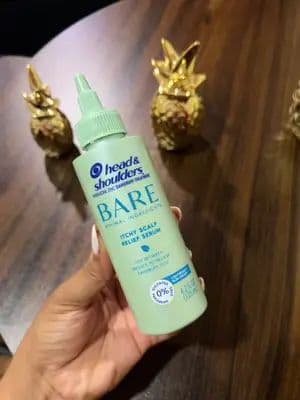 Este serum es el final para esos días donde la cabeza te pica pero no te toca lavarte el pelo. Es súper ligero y no deja