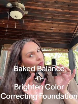 Retoque de maquillaje en un simple paso con el Baked Balance-n-Brighten Color Correcting Foundation de @Laura Geller Beauty #LauraGellerBeauty #makeup #tiktokshop