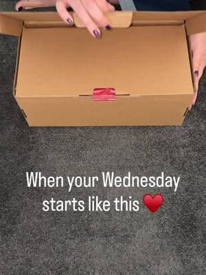 OMG, OMG look at this ♥️ I am beyond grateful for this competition prize from @Vichy Laboratoires There are so many goodies in here, I will be following up with another reel showing them all. I am so excited, a PR pack of my dreams ♥️ | just had to share this with you all 😍 #vichy #vichylaboratoires #loreal #gifted