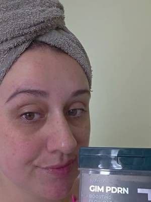 #Ad Trying the Isntree Gim PDRN Glow Pads - I love the unique dual-sided design! The seaweed side helps refresh my skin, while the gel side feels so cooling and hydrating. Plus, they stay in place without sliding off 😍 @isntree_globalmkgt @ISNTREE US #isntree #gimpdrn #gimpdrnpad #koreanskincare