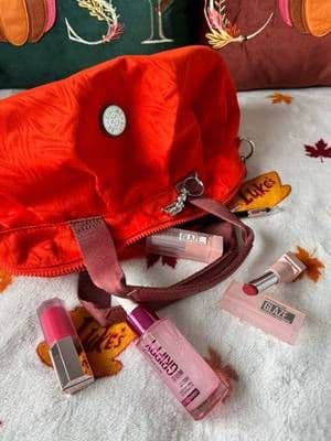 What’s in my bag? 🍁 My on-the-go hero: the Maybelline Lifter Glaze Lip Balm 💄✨ Hydration, shine, and that polished, expensive-looking finish in one swipe - without breaking the bank. A true handbag-worthy essential I can’t leave home without 💋 I’ve got Peach Quench 🍑 for a fresh pop of colour and Pink Drop 🌸 for that soft everyday glow. Which shade would you reach for? @MaybellineUK #AD #LorealistarUK #Maybelline #BusyGirlEditionMaybelline #glow_with_ania