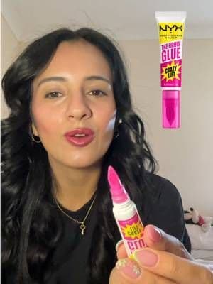 ¡Mi nuevo favorito para unas cejas perfectas! 😍💖 Me llegó The Brow Glue Crazy Lift de NYX y tenía que mostrarles cómo lo uso. ✨ Me encanta porque deja mis cejas súper definidas, levantadas y con una fijación de hasta 24 horas. 🔥 ¡Se ha convertido en uno de mis favoritos! 💕 Se los recomiendo muchísimo. ¿Ya lo probaron? 👀 #CrazyBrowGlowUp #NYXProfessionalMakeup #lorealstaruk #ad #nyxcosmetics_es