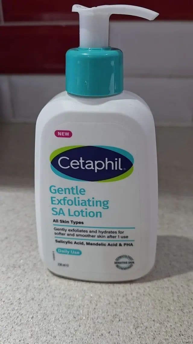 This was kindly gifted in exchange for an honest review. Applicator is a pump and you can take out as little or as much as you want. Packaging size is perfect for on the go, i have mine in my car. Texture is lightweight and non-greasy that melts straight into the skin. Leaves the skin feeling very hydrated and smooth. It has helped reduce my rough skin from the elbows and knees over use. Highly recommended kindly gifted by @Cetaphil Skincare UK & Ireland #complimentary #cetaphil #salicylicacid #skincare #gifted