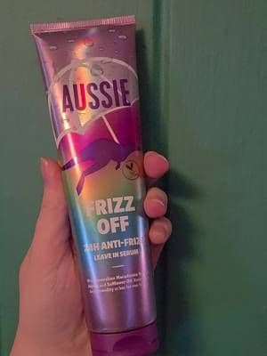 When the hair needs a bit of re-taming the Viral Aussie Frizz Off 24 hour anti frizz leave in serum really does come to the rescue! I applied a macadamia nut sized amount, blow dry smoothed it out and straightened over and my hair was good for another day down and frizz relieved. #ad #frizzyhair #aussiehair #frizzoff #sayfrizzoff @trnd UK @Aussie UK