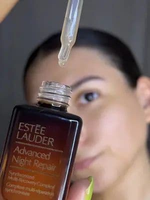 Si tienes que elegir invertir en un solo suero, que sea este. Hidrata y repara, reduce signos de la edad e ilumina. Gracias a @Estée Lauder y @For_Me por enviármelo✨ . #EsteeLauderLATAM #AdvancedNightRepair #EsteeLauderMexicoFM #Publicidad