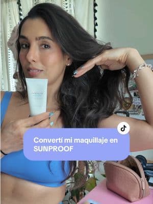 Me puse a inventar con mi bloqueador nuevo de Skin1004 Hyalu-Cica Water-Fit Sun Serum y convertí todo mi maquillaje en sunproof: base, concealer, contour, blush y hasta el labial. No funciona con cualquier bloqueador, tiene que ser textura serum. Y tu capa de bloqueador completa siempre va sola primero, esto es el refuerzo. #ad #BrillaConSKIN1004 #Protectorsolar #skin1004 #bienestar Sun serum: @SKIN1004 US Maquillaje: Base: @YSL Beauty Corrector: @NARS Cosmetics Contour Stick: @Makeup By Mario Blush: @Rare Beauty Lip tint: @loréal paris usa