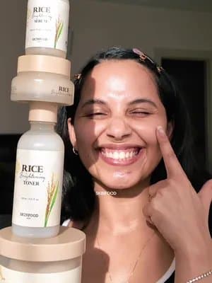 Everyday diet of my skin. The healthy and best taste my skin ever had. SKINFOOD is very gentle to your skin, while promising that glow, plump and hydrating your skin without feeling stickiness. One of the best product I ever used💯. @skinfood_global @skinfood__influencers Products: 🍀Rice Brightening Pad 🌾 Benefits: 🫧A brightening rice pad soaked in essence effectively delivers moisture to sagging pores and creates a clear and transparent complexion. 🫧Enriched with Rice Pore Complex to improve skin elasticity and enlarged pores for smoother skin. 🫧Infused with PHA and Prorease to help remove dead skin cells and even out skin tone. 🫧With a watery essence formula that fills the skin with moisture without stickiness. 🍀Rice Brightening Toner 🌾 Benefits: 🫧A rice water toner nourishes rough skin and pores for a clear and smooth complexion. 🫧Enriched with Rice Pore Complex to improve skin elasticity and enlarged pores for clear skin. 🫧Infused with PHA and Prorease to help remove dead skin cells and even out skin tone. 🫧With a watery formula that fills the skin with moisture without stickiness. 🍀Rice Brightening Serum 🌾 Benefits: 🫧A rice moisturizing serum that fills the skin layer with moisture to create a clear and transparent complexion. 🫧Enriched with Rice Pore Complex to improve skin elasticity and enlarged pores for smoother skin. 🫧Infused with PHA and Prorease to help remove dead skin cells and even out skin tone. 🫧With a soft serum formulation that fills the skin with moisture without stickiness. 🍀Rice Brightening Cream Benefits: 🫧A rice moisturizing cream that hydrates and brightens skin and creates a clear and transparent complexion. 🫧Enriched with Rice Pore Complex to improve skin elasticity and enlarged pores for smoother skin. 🫧Infused with PHA and Prorease to help remove dead skin cells and even out skin tone. 🫧With a tangy gel cream formulation that fills the skin with moisture without stickiness. #creatorsearchinsights #skinfood #foodforskin #fyp #fyppppppppppppppppppppppp #skintok #kbeauty #collab #collabration #pr #glassskin #rice #skincare #viral #microinfluencer #ugc #review